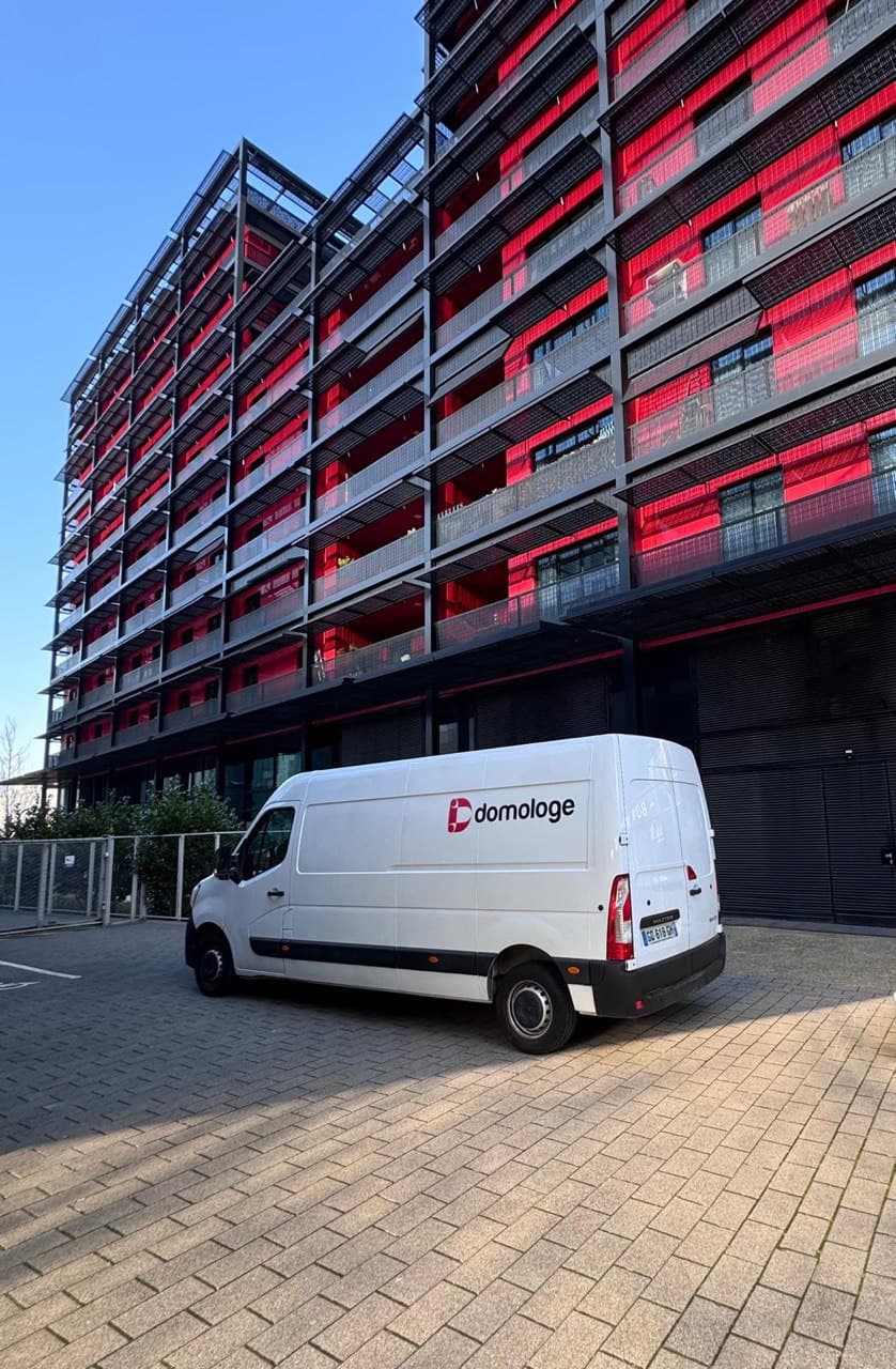 Livreur chargeant un véhicule
